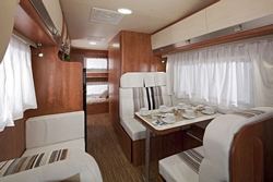 Рент-а-кампер поглед кон задниот дел